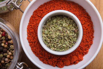 Ervas e verduras coloridas e variados temperos em cima da mesa