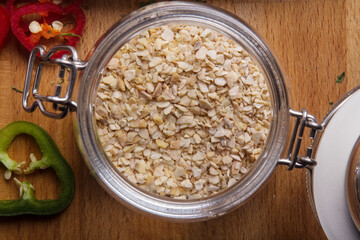 Ervas e verduras coloridas e variados temperos em cima da mesa