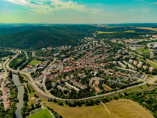 Obraz premium Luftaufnahme Brno-Bystrc - Brünner Stadtteil - Tschechische Republik