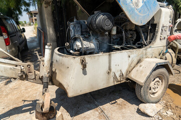 The beginning of the intermediate stage of floor arrangement in construction. Mobile equipment for mixing and supplying cement mix  ort he production of semi-dry screed.