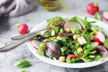 Green salad with asparagus and radish
