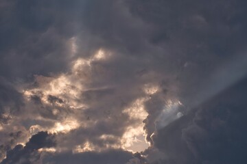 Fototapeta premium Dunkle Gewitterwolken ziehen auf