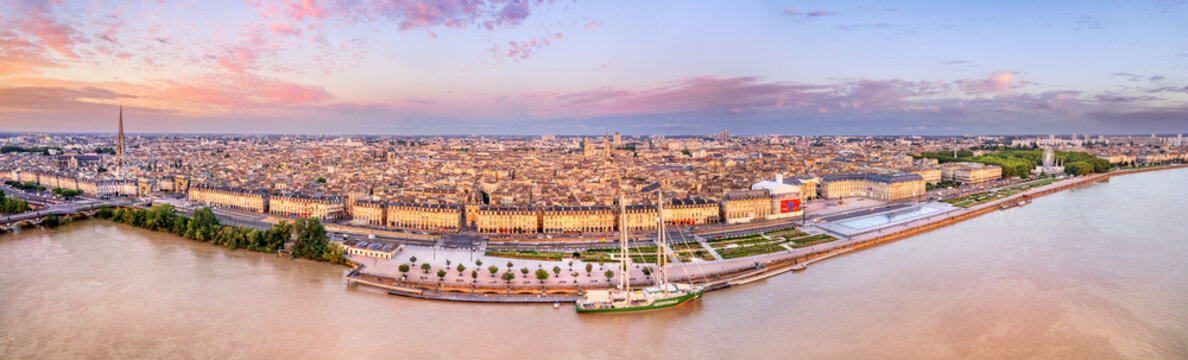 Vue panormaique en drone de le ville de Bordeaux au lever du soleil