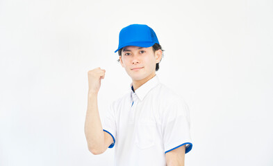 ガッツポーズするポロシャツとキャップのユニフォームの男性　白背景