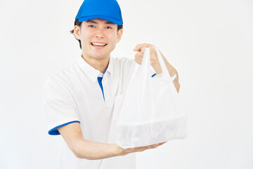 手提げ袋を渡すフードデリバリーの男性　白バック