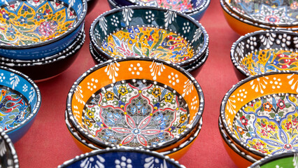 Fototapeta na wymiar Ceramic bowls with traditional Turkish ornaments are sold at a street market.