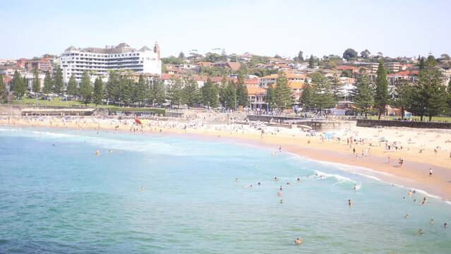 オーストラリアのシドニーにあるミルクビーチで夏を楽しむ人々