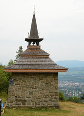 Murowana kapliczka w górach. Ondrejnik. Pogórze Morawsko - Śląskie