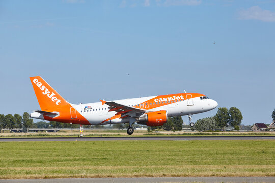 Amsterdam Airport Schiphol - Airbus A319-111 of easyJet lands