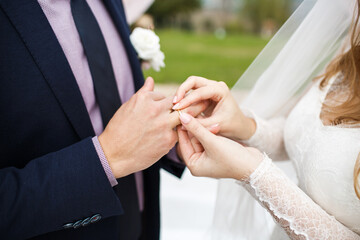 Obraz na płótnie Canvas Bride and groom exchange rings at the wedding ceremony