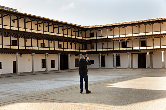 Hombre haciendo una foto con el tel&eacute;fono m&oacute;vil en la plaza de Tembleque, Toledo.