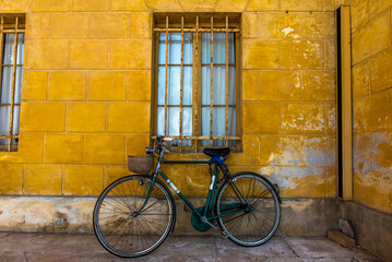 Fototapeta na wymiar 2022 05 15 Altivole bicycle on yellow wall