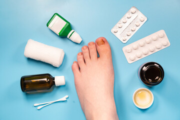 Problem of injured toenail, treatment in clinic. Diagnosis, treatment of mycosis of feet. Podiatrist treating ingrown toenail. Inflammation of the toes. doctor disinfect the injured toenail. medicines - 520352122
