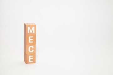 mece。重複せず、漏れなく。Mutually Exclusive and Collectively Exhaustive。木製のブロックに描かれているmeceの文字。白い背景。