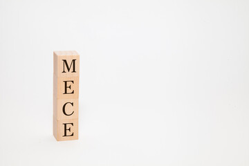 mece。重複せず、漏れなく。Mutually Exclusive and Collectively Exhaustive。木製のブロックに描かれているmeceの文字。白い背景。