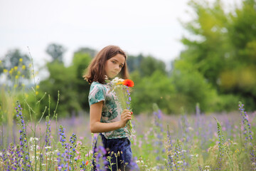 Mädchen auf einer Blumenwiese