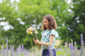 Mädchen auf einer Blumenwiese