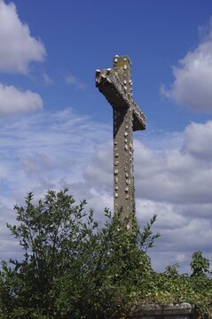 La croix du village de la Ville-Damon près de Mauron