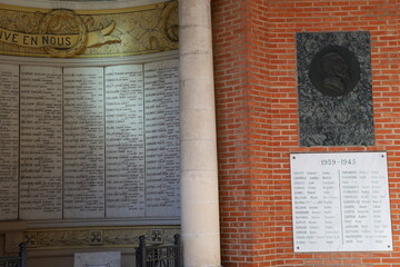 L'arc de triomphe, monument aux morts, ville de Albi, département du Tarn, France