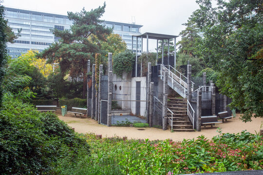 Amazing gardening in park on the roof of Montparnasse train station . Interesting project  in Paris    - garden path on a pillars!