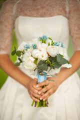 Obraz na płótnie Canvas Bright wedding bouquet in hands of the bride