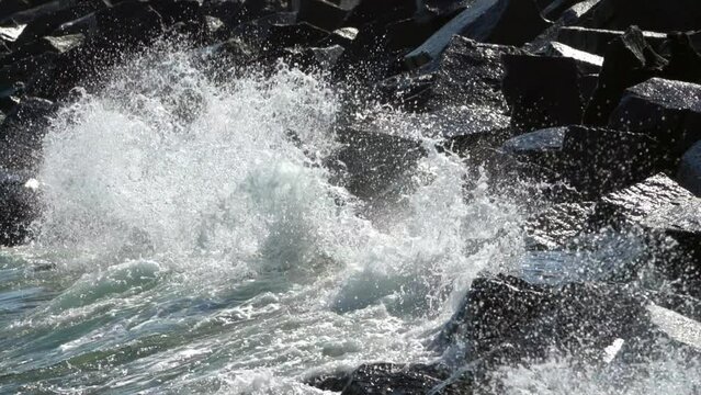 Wellenbrecher an der Ostseek&uuml;ste, Zeitlupe