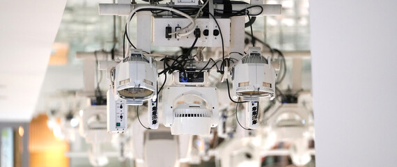 大型で白い産業機械のイメージ画像