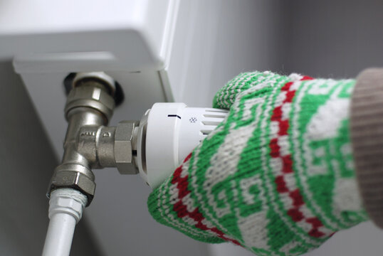 Gestiegene Heizkosten - Energie sparen - Nahaufnahme Heizk&ouml;rper Thermostat 