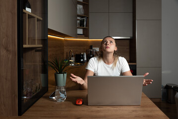 Young woman shouting trying to not to hear the loud noise from neighbor apartment in building while they renovate home and she cant work on laptop or study for school exam because of the noise - obrazy, fototapety, plakaty