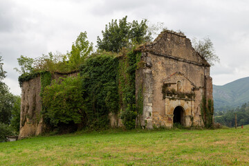 Fototapeta na wymiar Iglesia de San Cipriano (siglo XVI). Actualmente se encuentra en ruinas. Piloña, Asturias, España.