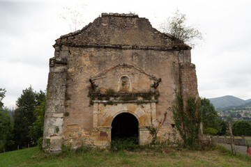 Fototapeta na wymiar Iglesia de San Cipriano (siglo XVI). Actualmente se encuentra en ruinas. Piloña, Asturias, España.