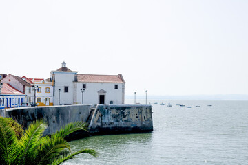 Obraz premium Vista da Igreja de Nossa Senhora da Vida e do litoral na vila de Alcochete em Portugal