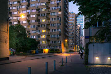 Letni wieczór na Warszawskim osiedlu mieszkaniowym z wielkiej płyty