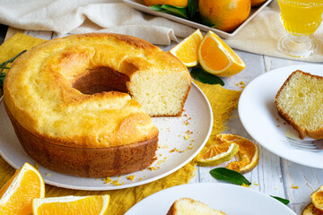 Bolo de laranja fatiado. Café da tarde. Brazilian cake.