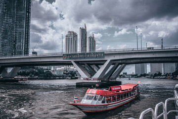 Fototapeta premium Eine tolle Gelegenheit Bangkok vom Flussufer Chao Phraya zu sehen.