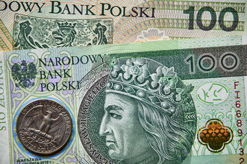 banknot 100 złotowy i moneta USA , 100 zloty banknote and a US coin