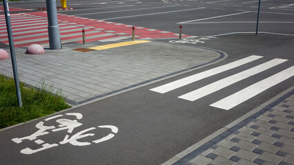 pedestrian crossing with teeth and red markings for the movement