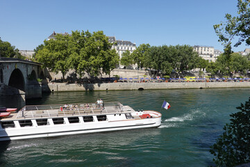 Yacht sur la Seine à Paris