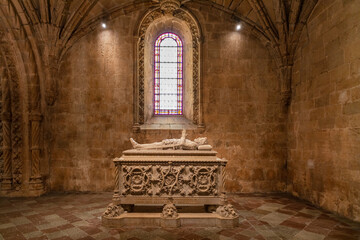 Vasco da Gama's sarcophagus stands under the gallery of the famous Mosteiro dos Jeronimos, Belem, Lisbon, Portugal - obrazy, fototapety, plakaty