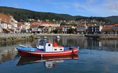 Embarcaciones en el puerto de Combarro, Galicia