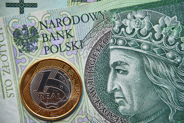 polski banknot,100 PLN, moneta brazylijska , Polish banknote, 100 PLN, Brazilian coin - obrazy, fototapety, plakaty