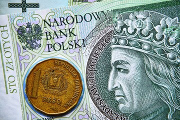polski banknot,100 PLN, moneta dominikańska , Polish banknote, 100 PLN, Dominican coin - obrazy, fototapety, plakaty