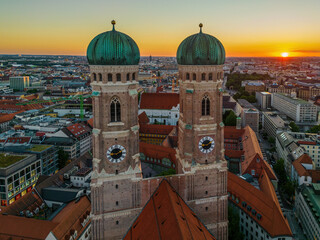 Obraz premium Wonderful Sunset Behind the Frauenkirche Towers in Munich, Germany