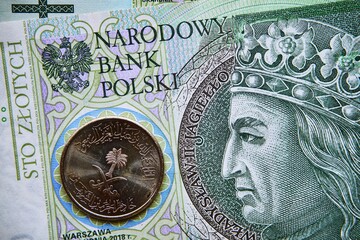 polski banknot,100 PLN, rial saudyjski, Polish banknote, 100 PLN, Saudi riyal - obrazy, fototapety, plakaty