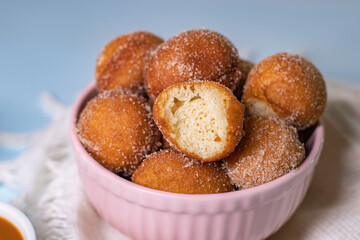Bolinho de chuva em um café da tarde. mesa com bolinho de chuva, doce de leite e nada para acompanhar esse delicioso café da tarde,