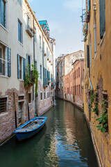 Fototapeta na wymiar Narrow canal with old colorful houses in Venice, Italy 