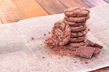 Cookies de chocolate com leite em fundo rústico. pedaços de chocolates e cokkies em um prato branco