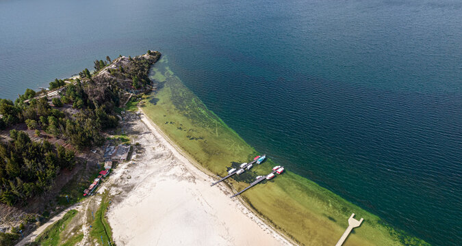 Muelles con embarcaciones, lanchas, motos de agua,  botes en la zona del lago de tota conocida como playa blanca, punto tur&iacute;stico de Boyac&agrave; Colombia