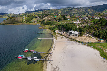 Muelles con embarcaciones, lanchas, motos de agua,  botes en la zona del lago de tota conocida como playa blanca, punto turístico de Boyacà Colombia © Andres Mogollon