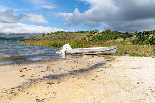 Bote o lancha navegando en la laguna de tota, ubicada en Boyac&agrave;, colombia